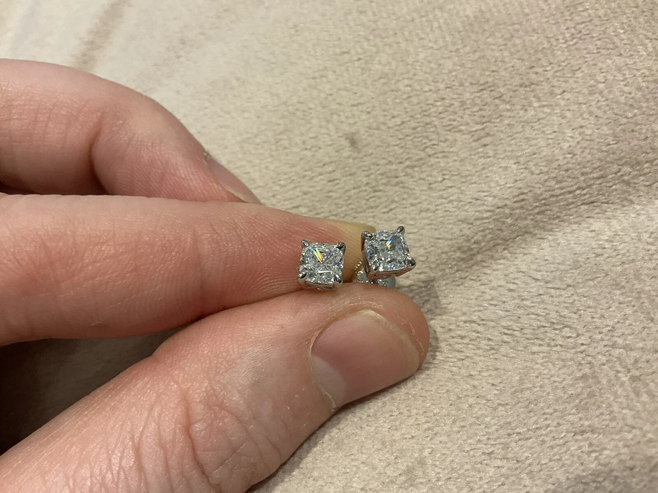 Pendientes solitarios enchapados en platino 925 con corte cojín de diamantes creados en laboratorio de 1,0 quilates Foto 3 de 4