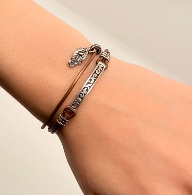 Handgefertigtes Armband aus Sterlingsilber und Leder mit schönen Gravuren