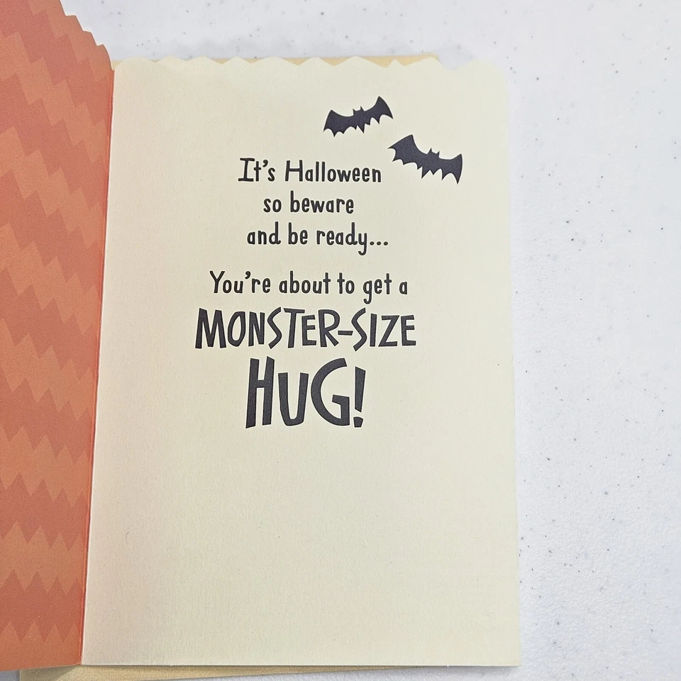 Tarjeta de felicitación Hallmark Halloween 8"x5.5" bisnieto abrazo con sobre hecha en EE. UU. Foto 3 de 4