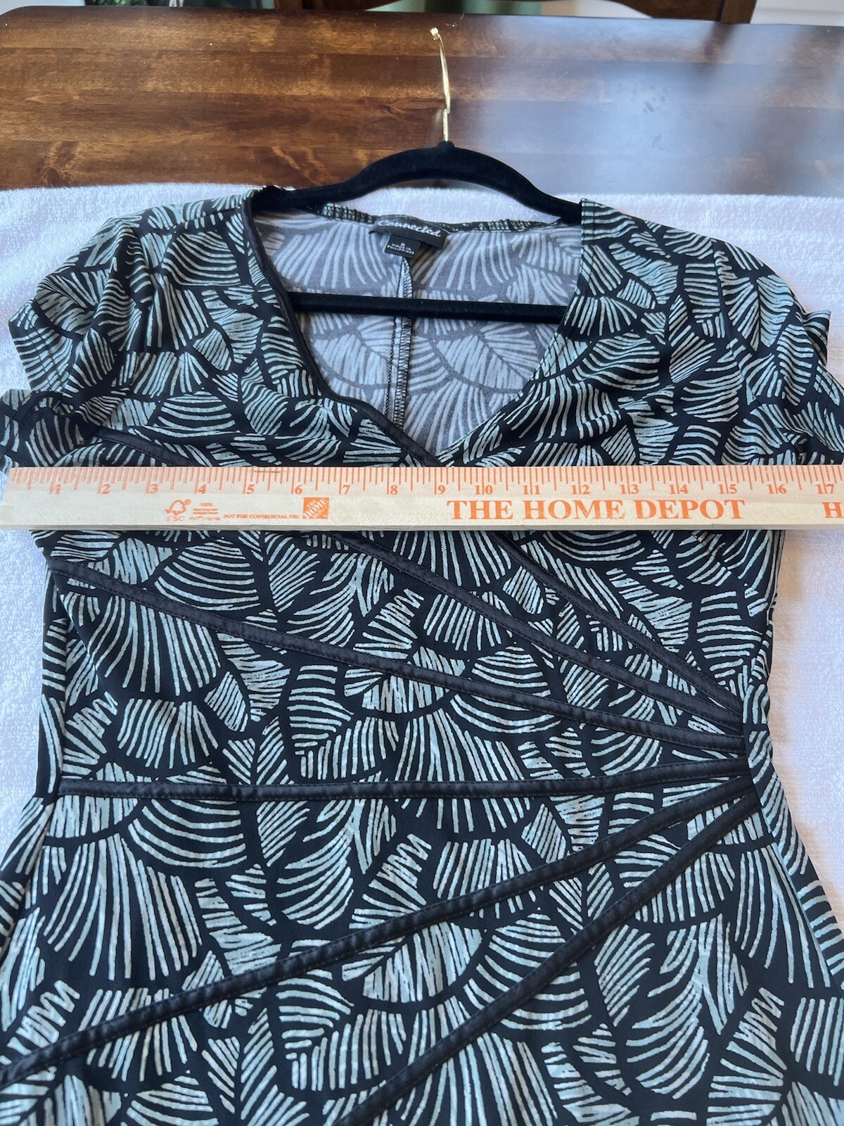 Connected Size 8 Leaf Patterned Cap Sleeve V Neck… - image 4