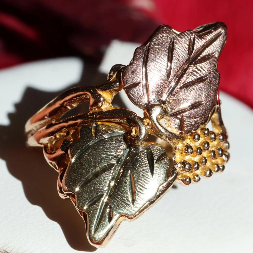 10k multi tone gold ring sz 7 diamond cut grape leaf 3.75g Black Hills Gold N368 - Image 2 of 4