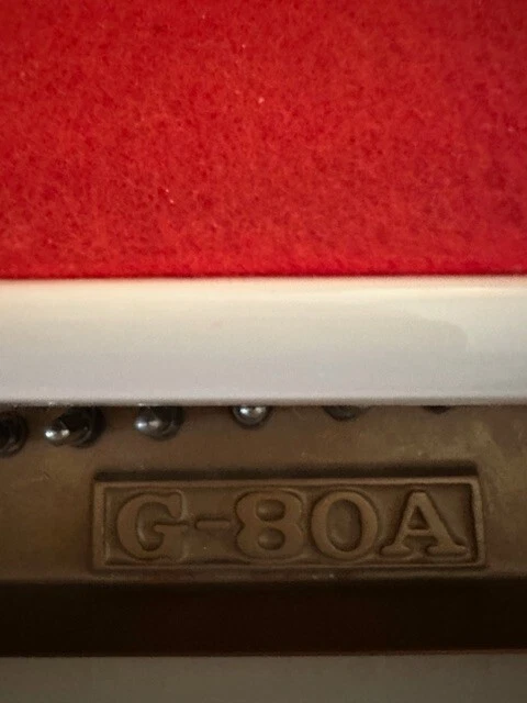 Piano de cola HYUNDAI bebé blanco usado.  25 años. Modelo/Serie # G-80A Foto 4 de 4