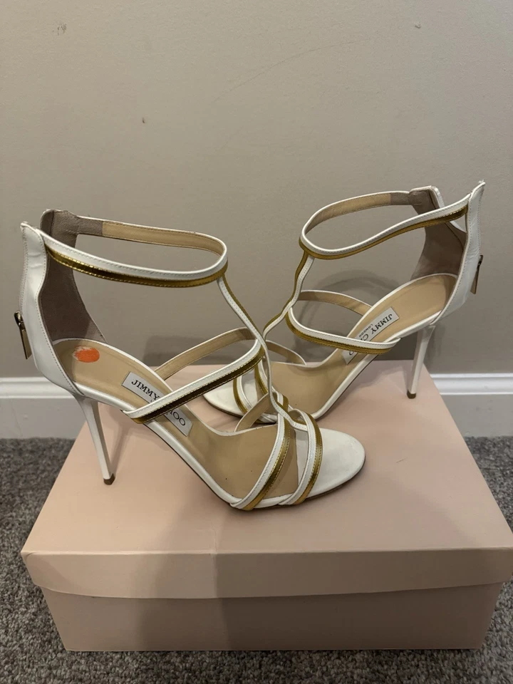 Sandalias JIMMY CHOO Cardo Patente/Gladiador Metálico Correa en T Blanco/Dorado 39 US8.5 Foto 2 de 4