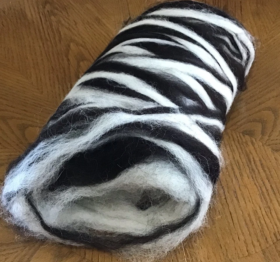 Rovings 100% Alpaca Negro y Marfil. 5,5 OZ So Soft Foto 4 de 4