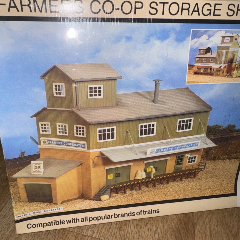 CON-COR #9065 FARMERS CO-OP STORAGE SHED MODEL KIT New - Image 2 of 3