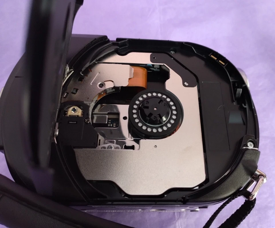 SONY Handycam DCR-DVD110E Camcorder DVD Disc. Video Camera Only No accessories. - Image 4 of 4