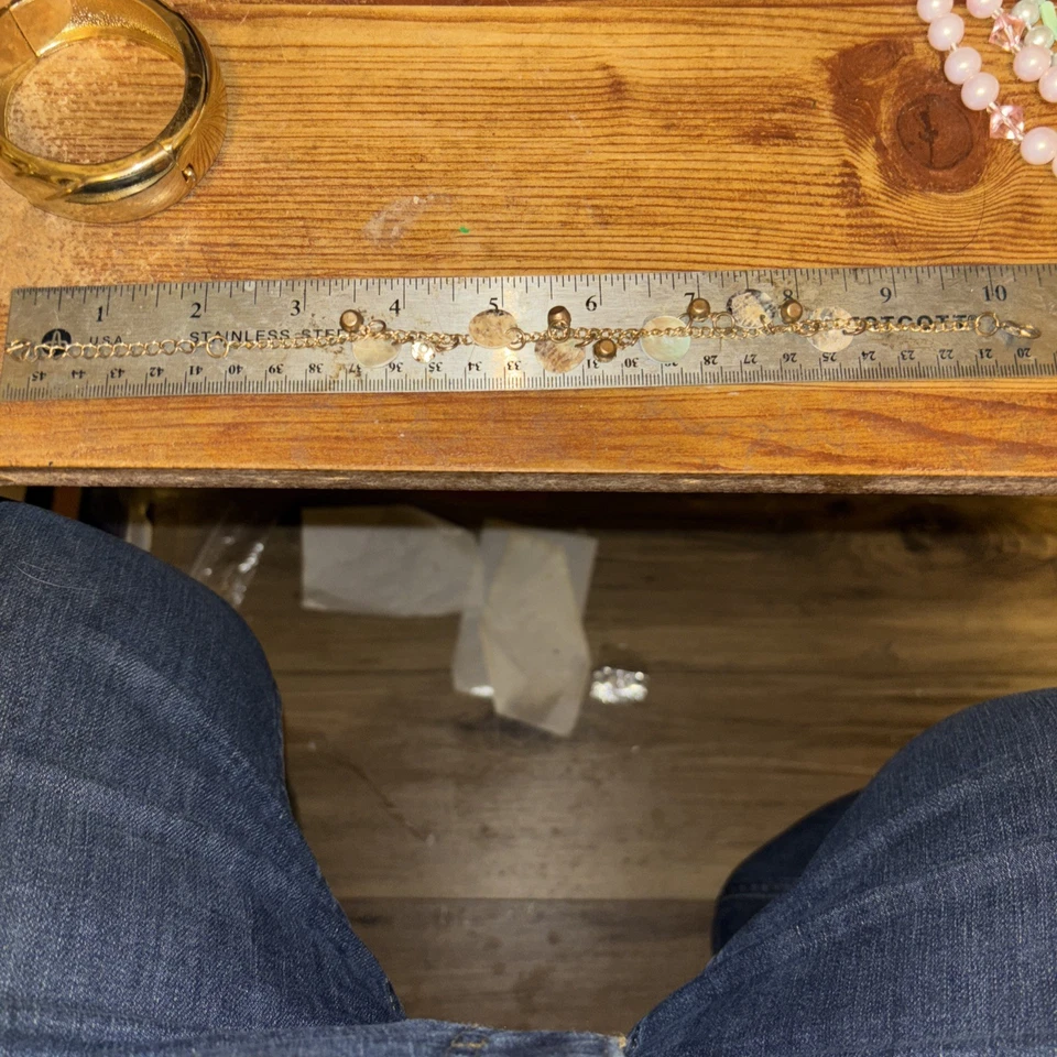 珍珠母和水钻吊饰金色手链 — 第 4/4 张图片