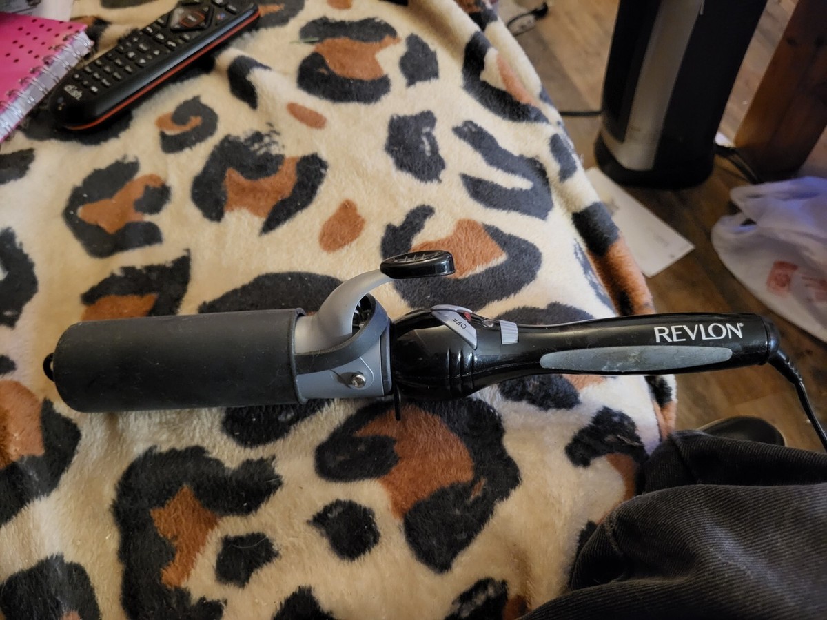 REVLON CURLING IRON 1.5