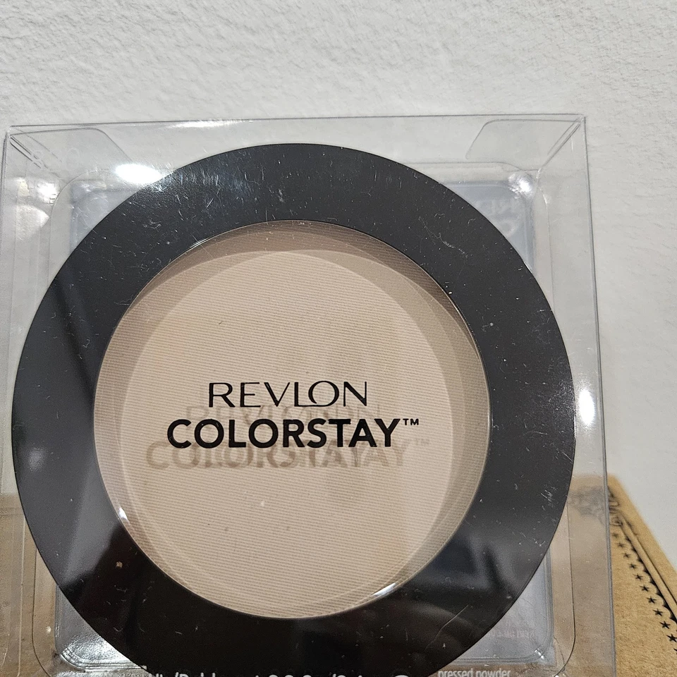Revlon ColorStay face pressed powder Light Pale 820 OIL & Shine Free - Image 2 of 4