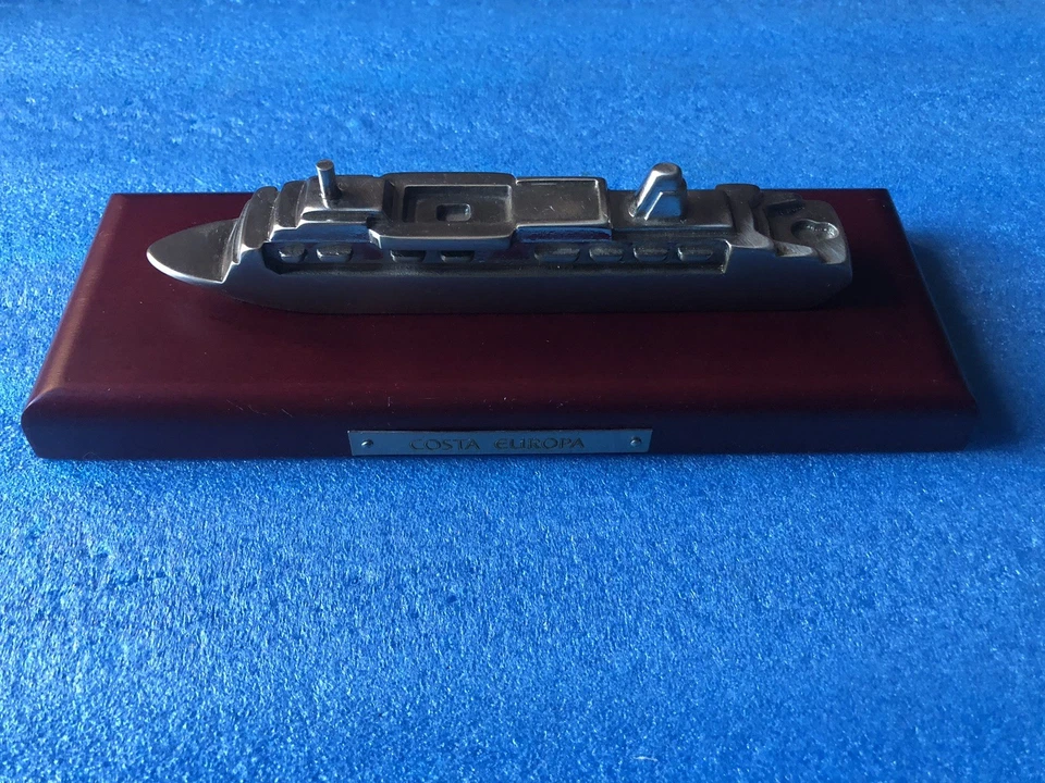 Vecchio modellino nave Costa Europa in metallo su base di legno. Predore BG.
