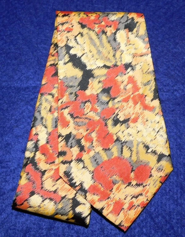 ШЕЛКОВЫЙ ГАЛСТУК MULBERRY СДЕЛАНО В США ЖЕЛТЫЙ/КРАСНЫЙ/СЕРЫЙ ЦВЕТОЧНЫЙ УЗОР - ДИЗАЙНЕРСКИЕ ГАЛСТУКИ. - Изображение 2 из 3