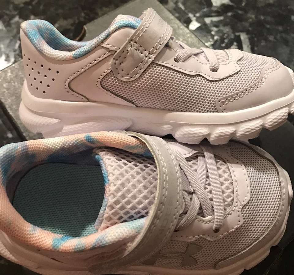 Under Armour GINF Assert 9 SKY Niñas Pequeñas Zapatos para Correr Talla 7K Nuevos en Caja Foto 2 de 4