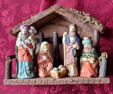 creche de Noel en bois avec 5 santons en biscuit