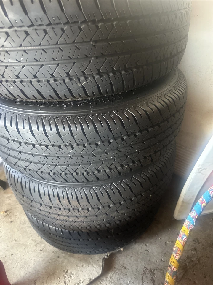 Neumáticos y llantas como nuevas 5 k millas en neumáticos 215/70/15 Foto 4 de 4