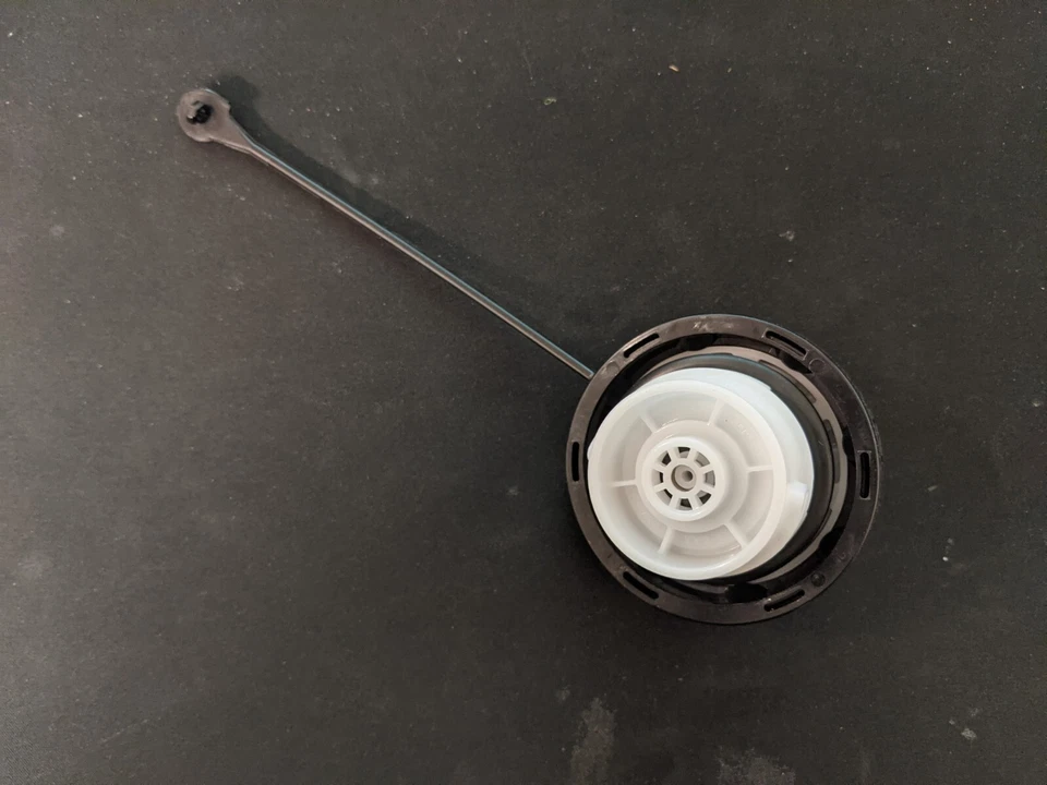 Conjunto de tapa de llenado de tanque de combustible Nissan original OEM para Armada Titan (17251-AR201) Foto 4 de 4