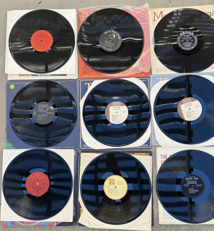 32 Records LP Music Lot Classic Rock Dylan Christmas Beach Boys Sinatra Guitar - Image 3 of 4