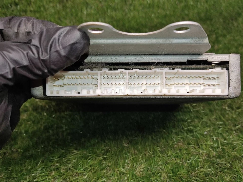 Mitsubishi Carisma 1997 Petrol Engine Control Unit ECU MD358438 DTR54629 - Image 2 of 4