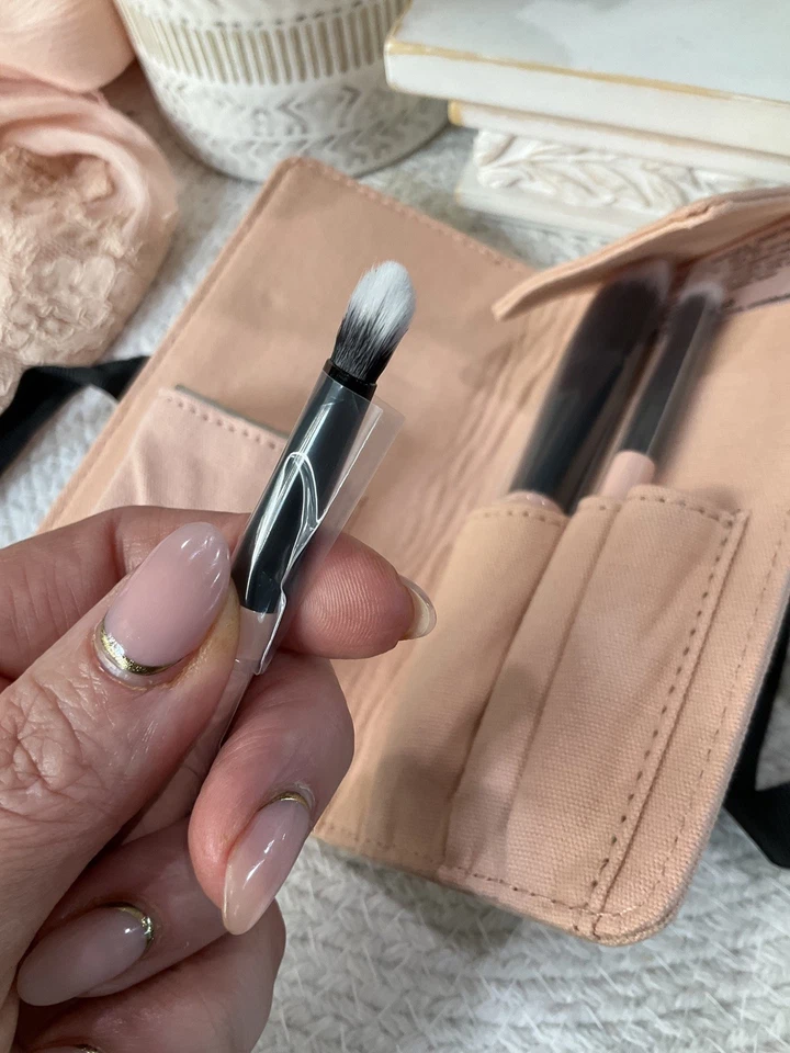 古驰美容花卉 4 件装迷你化妆刷带盒 + 小袋粉色套装新奇 GWP — 第 4/4 张图片