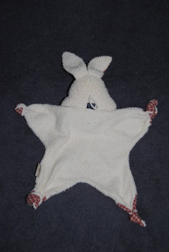 Doudou Plat Lapin STERNTALER Eponge Beige Crème Carreau Rouge Grelot Hochet TTBE - Photo 2/3