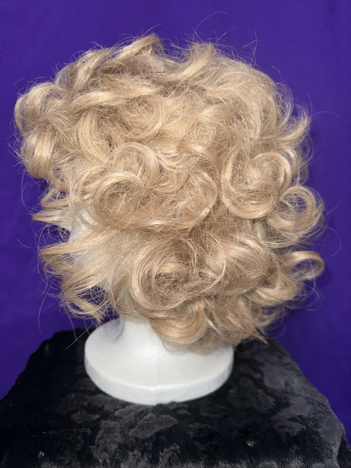 Peluca corta rubia estilo Paula Young para mujer. ABBEY Foto 2 de 4