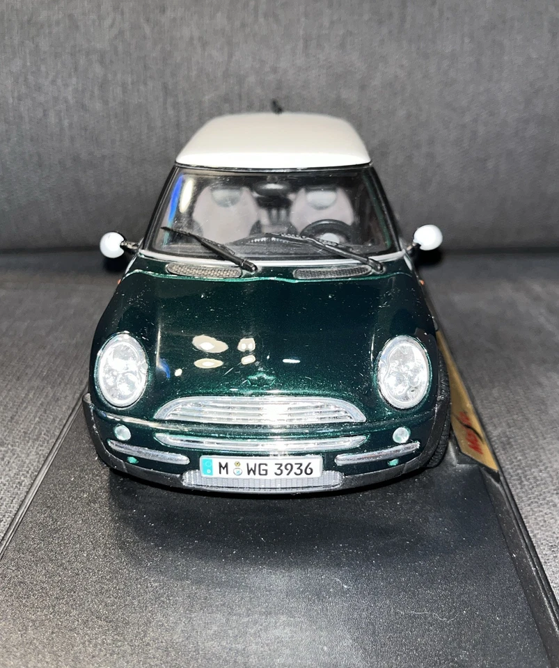 MAISTO MINI COOPER SPECIAL EDITION 1/18 SCALE GREEN/WHITE Preowned Diecast 1998 - Image 2 of 4