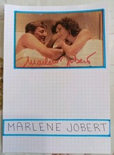 AUTOGRAPHE De MARLENE JOBERT SUR COUPURE DE PRESSE COLLÉE SUR BRISTOL 15 x 21 cm