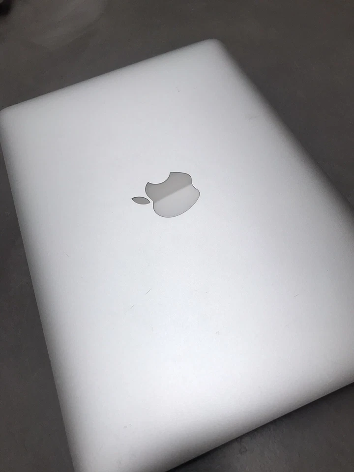 Apple MacBook Pro Retina 13" (156GB SSD, Intel Core i5, 2.70 GHz, 8GB) 2015 - Image 2 of 4
