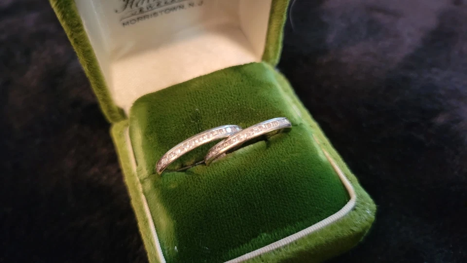Alianza de boda sin fin anillo apilable de eternidad de diamantes creado en laboratorio de oro macizo de 14 k Foto 2 de 4