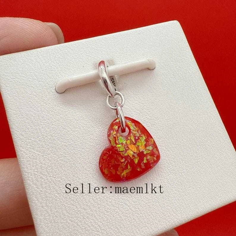 Dije colgante corazón rojo opalescente, dije para pulsera Foto 2 de 3