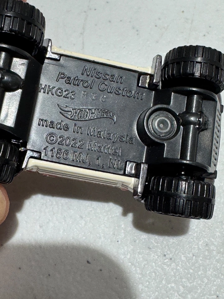 VEHÍCULO MILITAR HOT WHEELS NISSAN PATHFINDER PATROL HALO BLANCO PERSONALIZADO DTW95 Foto 4 de 4