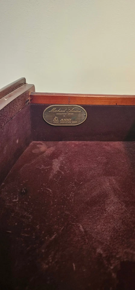 Juego de cama Queen Michael Amini Windsor Court Muebles AICO PRECIO REBAJADO Foto 4 de 4