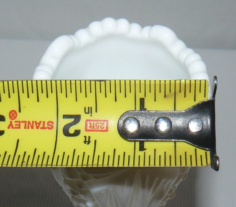 Jarrón de vidrio de leche de uranio de 6" con forma de flauta diente de sierra negro reactivo a la luz Foto 3 de 4