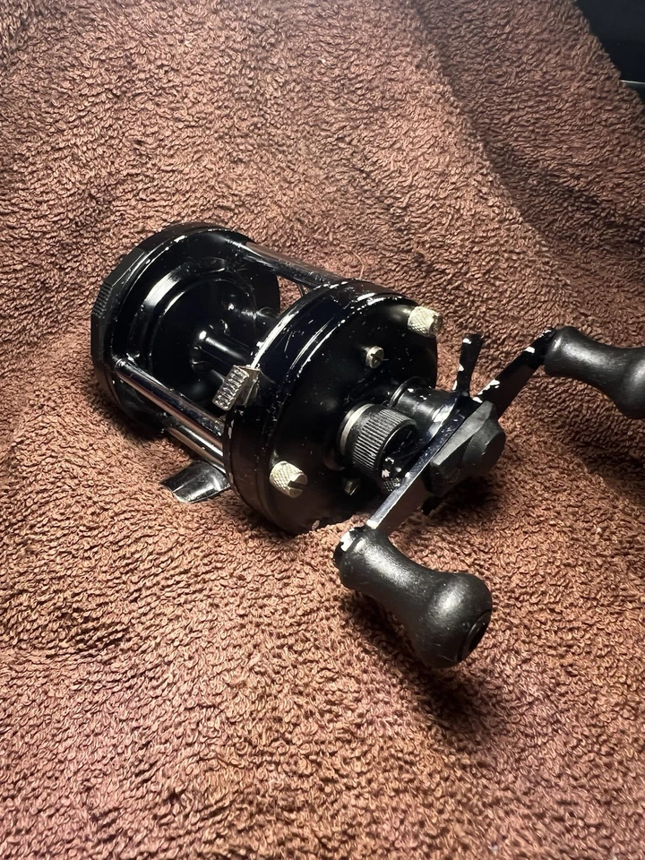 Raro Abu Garcia Ambassadeur SEIS Carrete Baitcaster MUESTRA Pie Estampado Coleccionable Foto 4 de 4