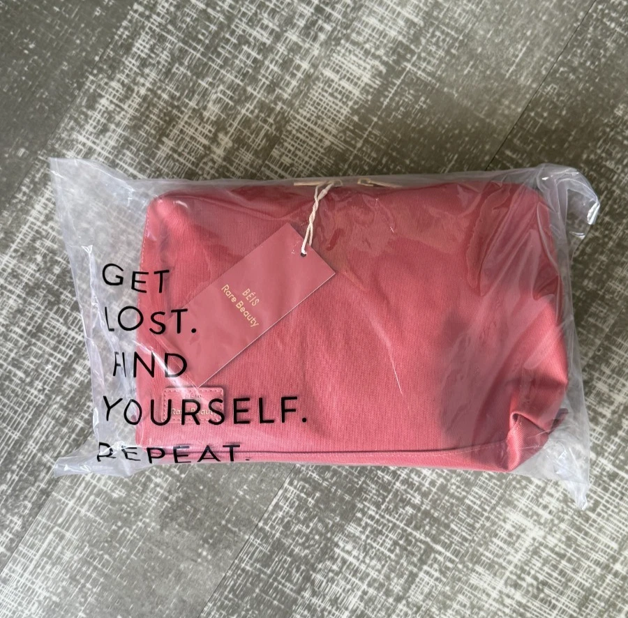 IN HAND Beis X Rare Beauty The Large Kosmetiktasche im Wert