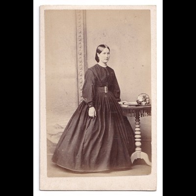 CDV: Low, Fotograf, Glasgow. Junge Frau im dunklen Kleid.