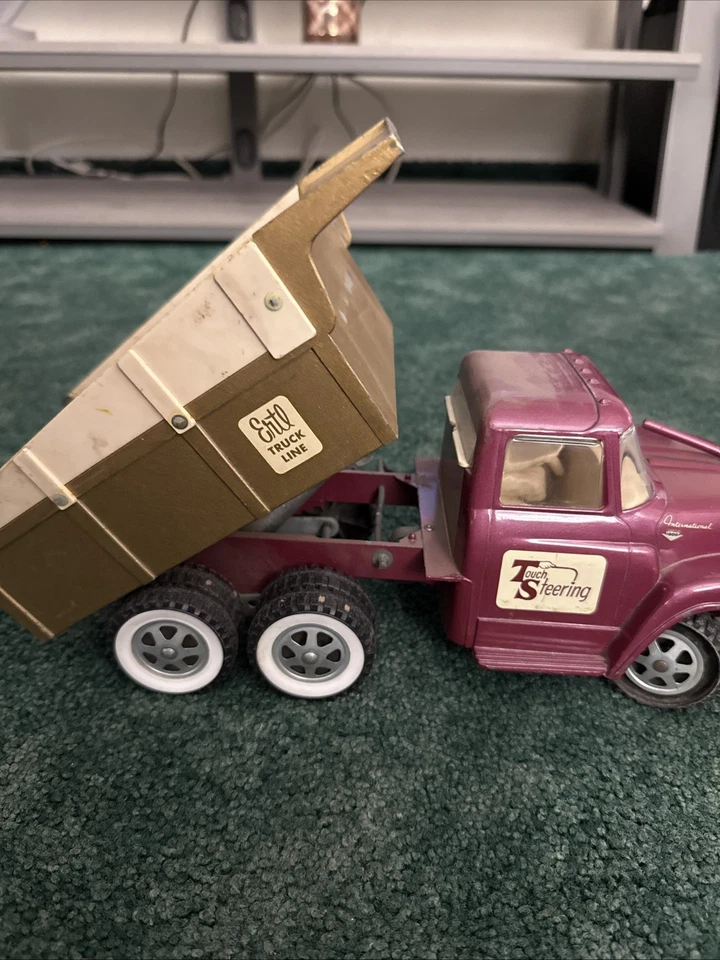 Camión de volteo ERTL International Harvester Loadstar Deluxe años 60 de colección Foto 2 de 4