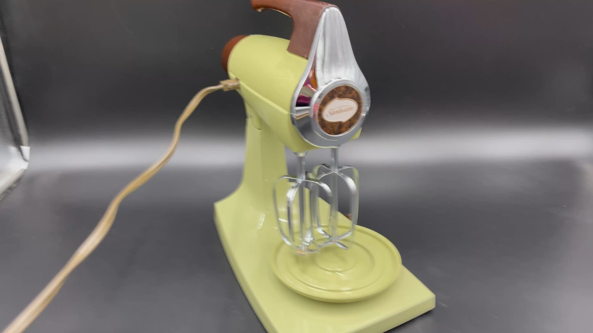 Vintage Sunbeam Mixmaster Stand Mixer 1-7A Avocado Green 2 Beaters