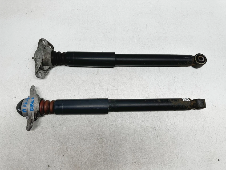 P40889 2012-2019 Volkswagen Beetle Juego Amortiguador Puntal Trasero LH + RH OEM Foto 4 de 4