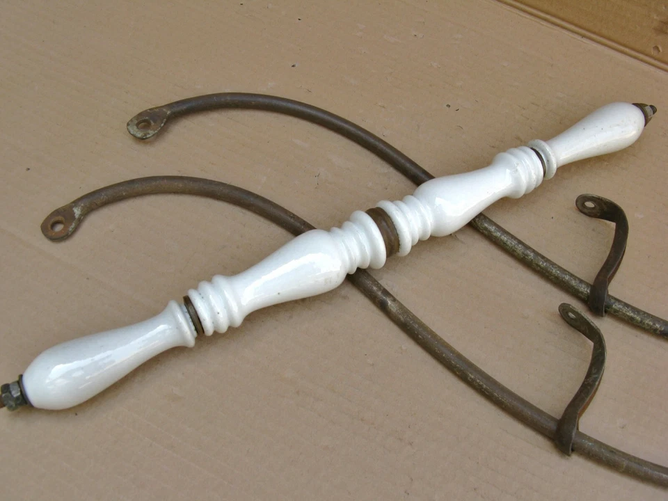 Ancienne poignée porcelaine avec fixations d'un grand landau pour restauration - Photo 3/4