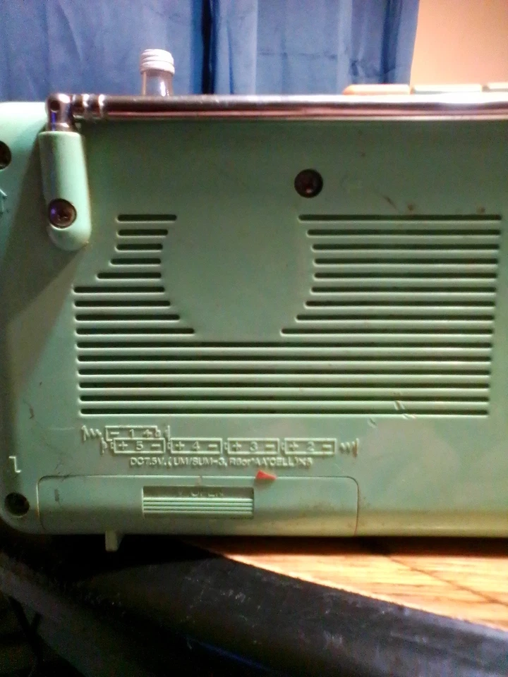 Antigua grabadora de casete de radio Sharp. Reproduce suena genial todo funciona Foto 4 de 4