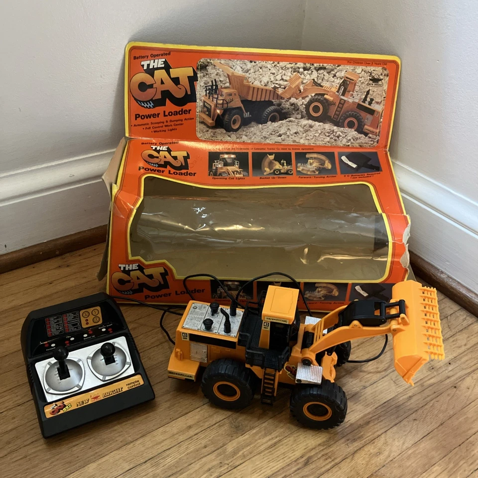 New Bright The Cat 992 Power Loader and D9L Power Dozer No 290 and 291, Remotes - Image 2 of 4