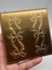 VINTAGE BEAUTIFUL WADSWORTH  POWDER COMPACT