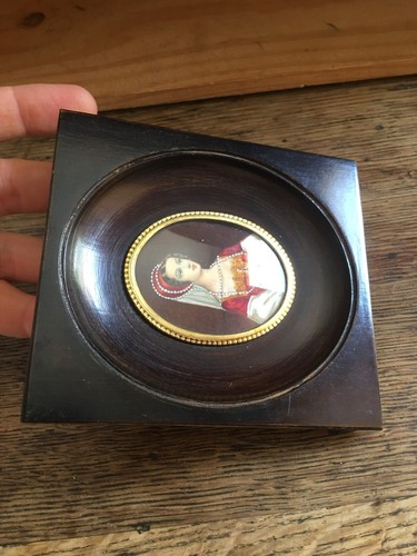 Portrait miniature : femme à la coiffe. Cadre en bois, médaillon en laiton - Picture 7 of 12