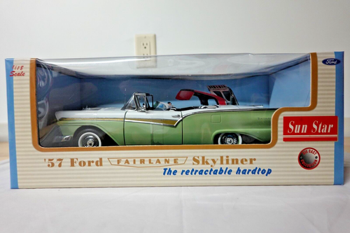 Sunstar 1332 1957 Ford Fairlane Skyliner Light Green 1:18 Scale