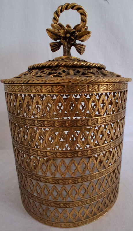 VINTAGE -   HOLLYWOOD REGENCY STYLE - FILIGREE TOILET PAPER COVER - GOLD