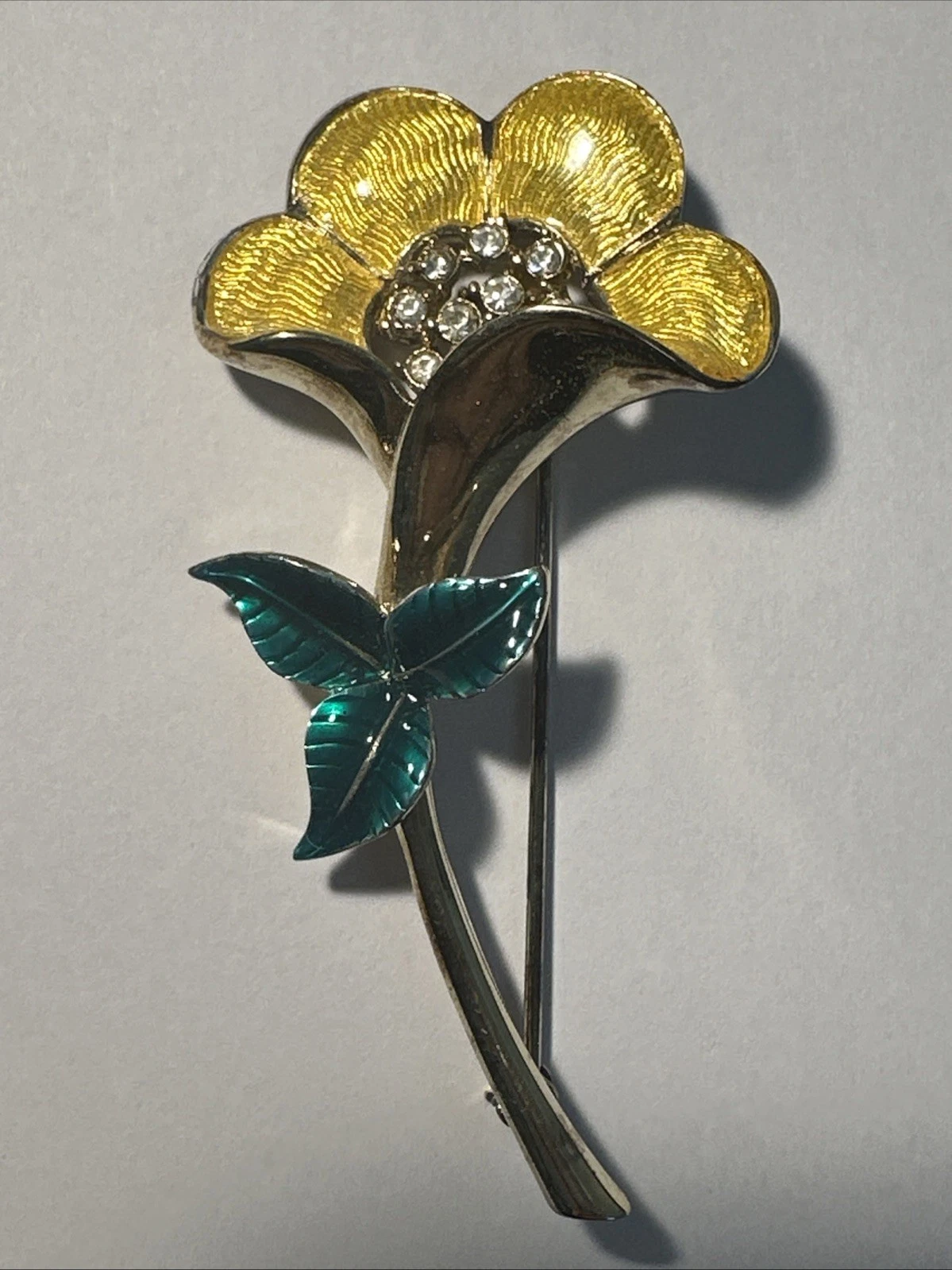 Broche Fleur Jaune Nacrée , Pollen Strass Blanc , Feuille Verte , Tige Dorée