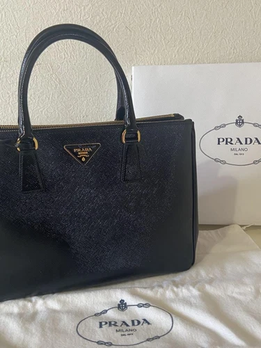 Sac à main Prada Prada en cuir sac d'affaires marque luxe mode accessoires