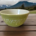 Vintage Lime Green Spring Blossom Crazy Daisy 1.5 L 402 Pyrex 7” Mixing Bowl