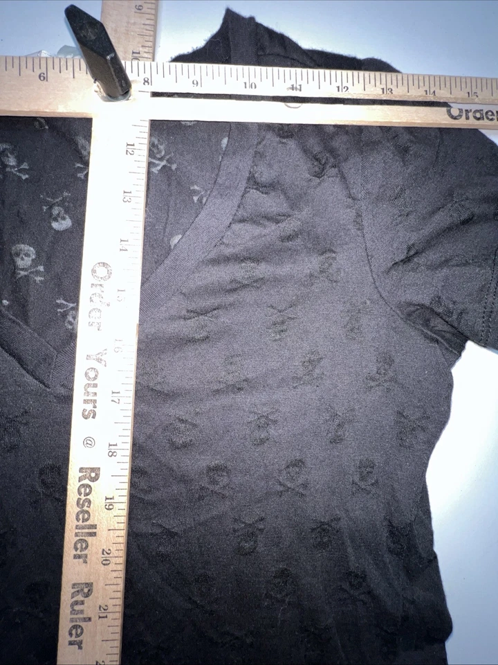 Energie Top Juniors Mujer XL Camisa Blusa Negra Cuello en V Calaveras Manga Corta Foto 3 de 4