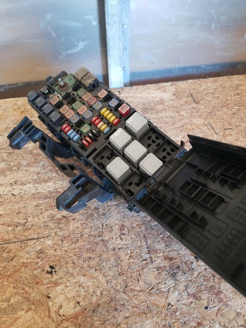 2008 Ford Taurus X Engine Fuse Box Relay Junction Block Compartment | eBay